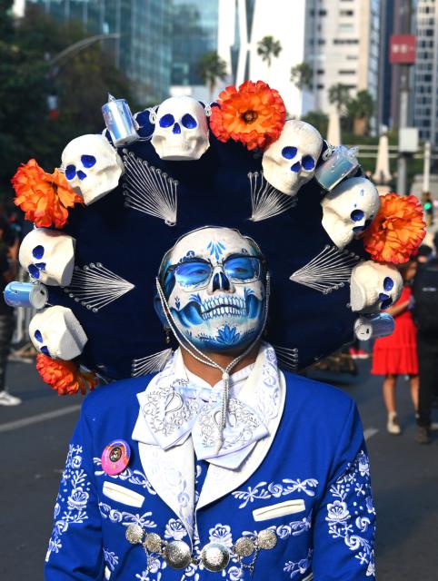 (251027) -- MEXICO CITY, Oct. 27, 2025 (Xinhua) -- A man with facial makeup takes part in the Catrinas Parade in Mexico City, capital of Mexico, on Oct. 26, 2025. The Catrinas Parade was held on Sunday ahead of the Day of the Dead. (Xinhua/Zhang Lei)