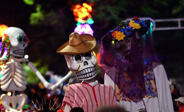 (251027) -- MEXICO CITY, Oct. 27, 2025 (Xinhua) -- This photo shows a scene during the Catrinas Parade in Mexico City, capital of Mexico, on Oct. 26, 2025. The Catrinas Parade was held on Sunday ahead of the Day of the Dead. (Xinhua/Zhang Lei)