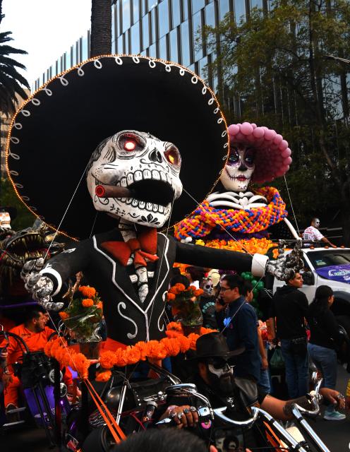 (251027) -- MEXICO CITY, Oct. 27, 2025 (Xinhua) -- This photo shows a scene during the Catrinas Parade in Mexico City, capital of Mexico, on Oct. 26, 2025. The Catrinas Parade was held on Sunday ahead of the Day of the Dead. (Xinhua/Zhang Lei)