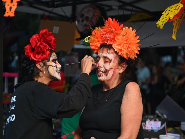 (251027) -- MEXICO CITY, Oct. 27, 2025 (Xinhua) -- People prepare to take part in the Catrinas Parade in Mexico City, capital of Mexico, on Oct. 26, 2025. The Catrinas Parade was held on Sunday ahead of the Day of the Dead. (Xinhua/Zhang Lei)