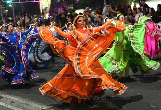 (251027) -- MEXICO CITY, Oct. 27, 2025 (Xinhua) -- Participants take part in the Catrinas Parade in Mexico City, capital of Mexico, on Oct. 26, 2025. The Catrinas Parade was held on Sunday ahead of the Day of the Dead. (Xinhua/Zhang Lei)