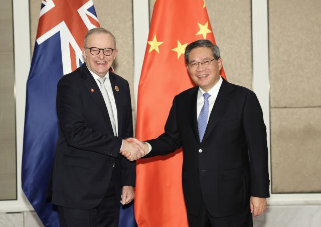 (251027) -- KUALA LUMPUR, Oct. 27, 2025 (Xinhua) -- Chinese Premier Li Qiang holds talks with Australian Prime Minister Anthony Albanese in Kuala Lumpur, Malaysia, Oct. 27, 2025. (Xinhua/Huang Jingwen)