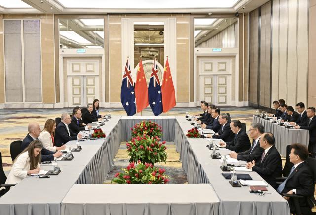 (251027) -- KUALA LUMPUR, Oct. 27, 2025 (Xinhua) -- Chinese Premier Li Qiang holds talks with Australian Prime Minister Anthony Albanese in Kuala Lumpur, Malaysia, Oct. 27, 2025. (Xinhua/Yin Bogu)