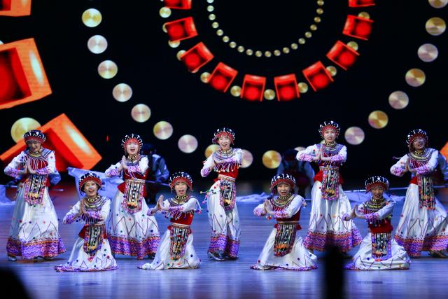 (251027) -- YANGON, Oct. 27, 2025 (Xinhua) -- Artists perform during the grand finals and award ceremony of Myanmar's Chinese song competition at the National Theater in Yangon, Myanmar, Oct. 26, 2025. TO GO WITH "Feature: Melodies of friendship -- Chinese song contest strengthens cultural bonds in Yangon" (Xinhua/Myo Kyaw Soe)
