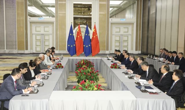 (251027) -- KUALA LUMPUR, Oct. 27, 2025 (Xinhua) -- Chinese Premier Li Qiang meets with European Council President Antonio Costa in Kuala Lumpur, Malaysia, Oct. 27, 2025. (Xinhua/Huang Jingwen)