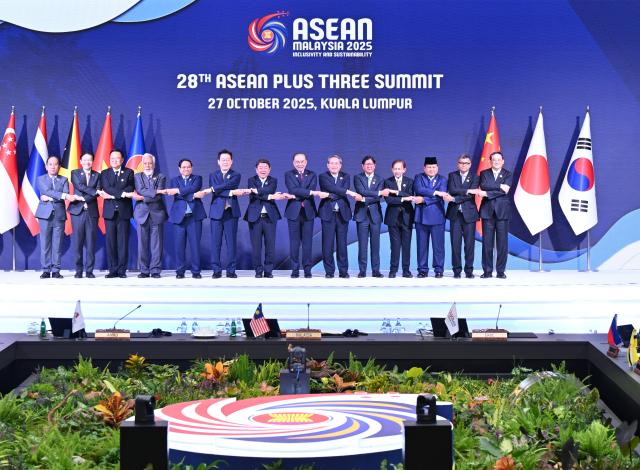 (251027) -- KUALA LUMPUR, Oct. 27, 2025 (Xinhua) -- Chinese Premier Li Qiang poses for a group photo while attending the 28th ASEAN Plus Three Summit in Kuala Lumpur, Malaysia, Oct. 27, 2025. (Xinhua/Li Xiang)