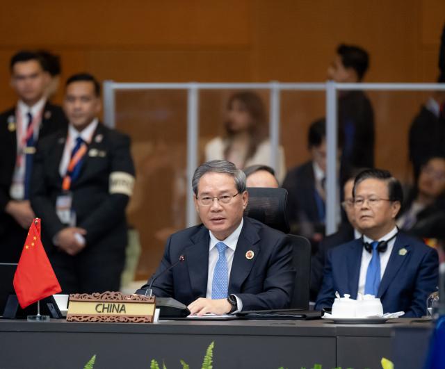 (251027) -- KUALA LUMPUR, Oct. 27, 2025 (Xinhua) -- Chinese Premier Li Qiang attends the 28th ASEAN Plus Three Summit in Kuala Lumpur, Malaysia, Oct. 27, 2025. (Xinhua/Zhai Jianlan)