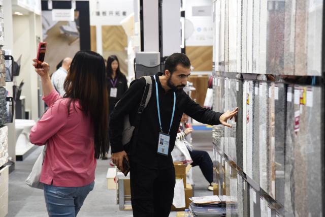 (251027) -- GUANGZHOU, Oct. 27, 2025 (Xinhua) -- People view building materials at the second phase of the 138th edition of the Canton Fair in Guangzhou, south China's Guangdong Province, Oct. 27, 2025. The second phase of the 138th edition of the Canton Fair, showcasing household goods, gifts, decorations, building materials, and furniture, closed here on Monday.
  Spanning an area of 515,000 square meters, the offline exhibition features 25,000 booths and over 10,000 participating enterprises. (Xinhua/Hong Zehua)