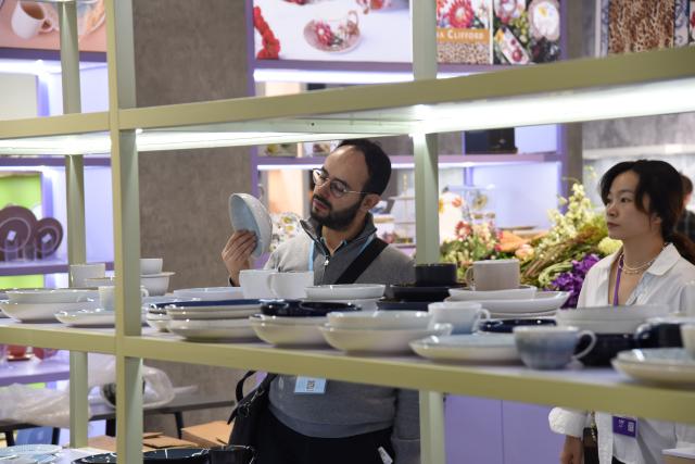 (251027) -- GUANGZHOU, Oct. 27, 2025 (Xinhua) -- People view porcelain tableware at the second phase of the 138th edition of the Canton Fair in Guangzhou, south China's Guangdong Province, Oct. 27, 2025. The second phase of the 138th edition of the Canton Fair, showcasing household goods, gifts, decorations, building materials, and furniture, closed here on Monday.
  Spanning an area of 515,000 square meters, the offline exhibition features 25,000 booths and over 10,000 participating enterprises. (Xinhua/Hong Zehua)