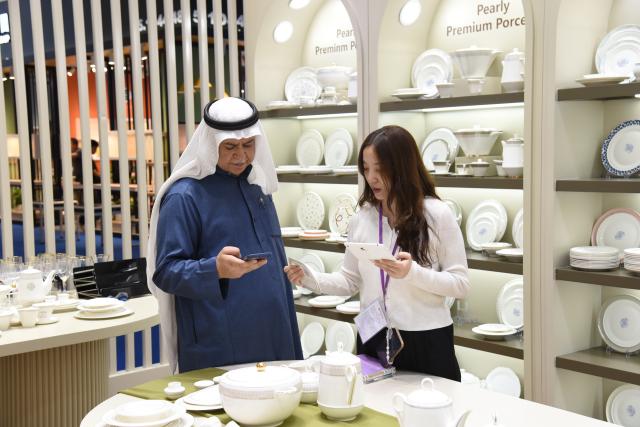 (251027) -- GUANGZHOU, Oct. 27, 2025 (Xinhua) -- People view porcelain tableware at the second phase of the 138th edition of the Canton Fair in Guangzhou, south China's Guangdong Province, Oct. 27, 2025. The second phase of the 138th edition of the Canton Fair, showcasing household goods, gifts, decorations, building materials, and furniture, closed here on Monday.
  Spanning an area of 515,000 square meters, the offline exhibition features 25,000 booths and over 10,000 participating enterprises. (Xinhua/Hong Zehua)