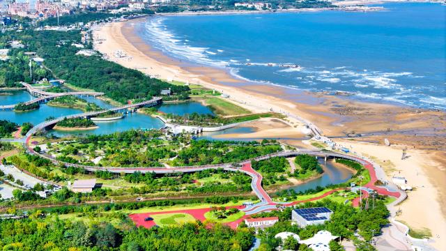 (251027) -- JINAN, Oct. 27, 2025 (Xinhua) -- A drone photo taken on Oct. 22, 2025 shows a view of Zhangbei Bay in Rizhao, east China's Shandong Province. In recent years, Shandong Province has launched initiatives to build beautiful bays through nearshore pollution control, marine ecosystem protection, and coastal environment improvement.
  The overall quality of the marine ecology here has continued to improve, and six bays across the province have been recognized as outstanding examples of "beautiful bays" by the Ministry of Ecology and Environment. (Xinhua/Guo Xulei)