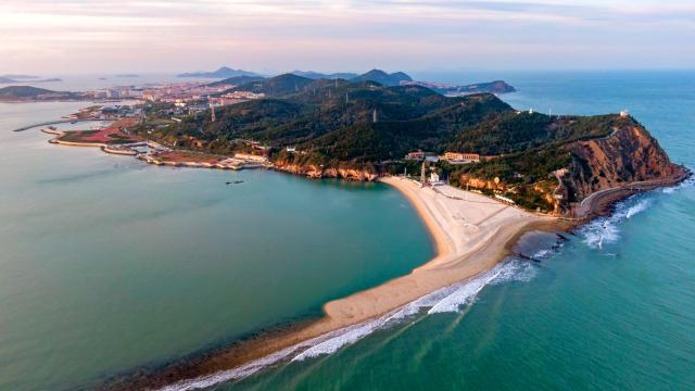 (251027) -- JINAN, Oct. 27, 2025 (Xinhua) -- A drone photo taken on Oct. 22, 2025 shows a view of Miaodao in Yantai's Changdao in east China's Shandong Province. In recent years, Shandong Province has launched initiatives to build beautiful bays through nearshore pollution control, marine ecosystem protection, and coastal environment improvement.
  The overall quality of the marine ecology here has continued to improve, and six bays across the province have been recognized as outstanding examples of "beautiful bays" by the Ministry of Ecology and Environment. (Photo by Zhang Weikang/Xinhua)