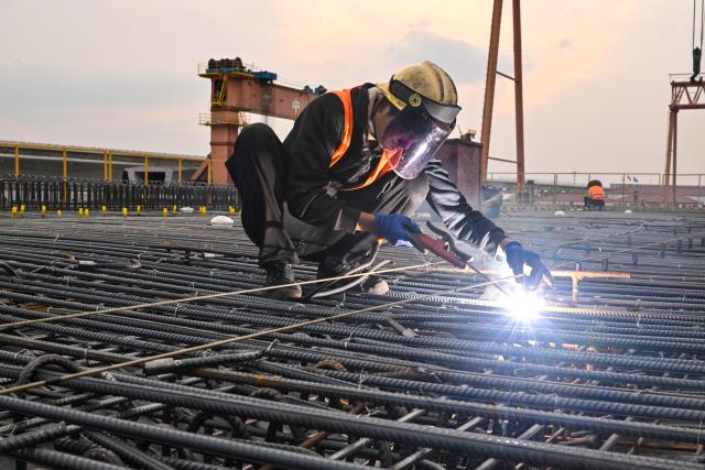 (251027) -- RUGAO, Oct. 27, 2025 (Xinhua) -- A worker operates at the beam fabrication site of the Shanghai-Nanjing section along the Shanghai-Chongqing-Chengdu High-speed Railway in Banjing Township of Rugao, east China's Jiangsu Province, Oct. 27, 2025. The box girder prefabrication work at this site has entered its final phase. (Xinhua/Ji Chunpeng)