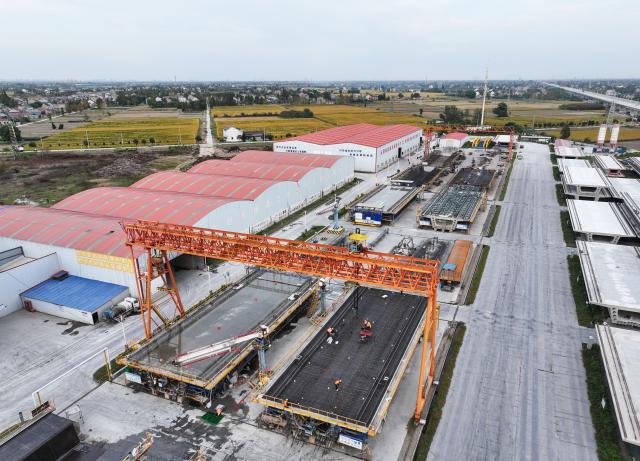 (251027) -- RUGAO, Oct. 27, 2025 (Xinhua) -- A drone photo shows workers operating at the beam fabrication site of the Shanghai-Nanjing section along the Shanghai-Chongqing-Chengdu High-speed Railway in Banjing Township of Rugao, east China's Jiangsu Province, Oct. 27, 2025. The box girder prefabrication work at this site has entered its final phase. (Xinhua/Ji Chunpeng)