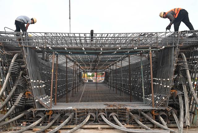 (251027) -- RUGAO, Oct. 27, 2025 (Xinhua) -- Workers operate at the beam fabrication site of the Shanghai-Nanjing section along the Shanghai-Chongqing-Chengdu High-speed Railway in Banjing Township of Rugao, east China's Jiangsu Province, Oct. 27, 2025. The box girder prefabrication work at this site has entered its final phase. (Xinhua/Ji Chunpeng)