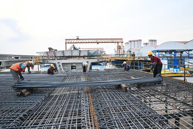 (251027) -- RUGAO, Oct. 27, 2025 (Xinhua) -- Workers operate at the beam fabrication site of the Shanghai-Nanjing section along the Shanghai-Chongqing-Chengdu High-speed Railway in Banjing Township of Rugao, east China's Jiangsu Province, Oct. 27, 2025. The box girder prefabrication work at this site has entered its final phase. (Xinhua/Ji Chunpeng)