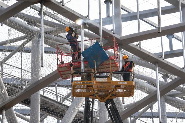 (251027) -- XI'AN, Oct. 27, 2025 (Xinhua) -- Constructors weld steel components at the construction site of Xi'an East Station in Xi'an, northwest China's Shaanxi Province, Oct. 27, 2025. The main structure of the Xi'an East Station building has been successfully completed on Monday. Serving as a comprehensive transportation hub integrating high-speed railway, conventional railway, metro, and bus services systems, the station is expected to handle an annual passenger volume of 36.5 million once it officially opens. (Photo by Liu Xiang/Xinhua)