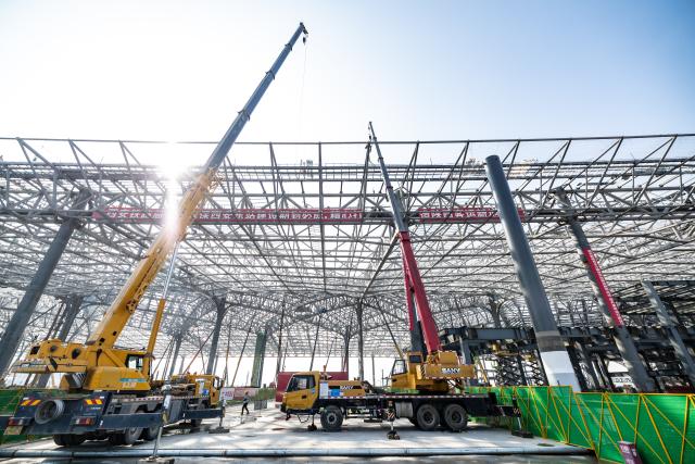(251027) -- XI'AN, Oct. 27, 2025 (Xinhua) -- This photo taken on Oct. 27, 2025 shows the construction site of Xi'an East Station in Xi'an, northwest China's Shaanxi Province. The main structure of the Xi'an East Station building has been successfully completed on Monday. Serving as a comprehensive transportation hub integrating high-speed railway, conventional railway, metro, and bus services systems, the station is expected to handle an annual passenger volume of 36.5 million once it officially opens. (Photo by Liu Xiang/Xinhua)