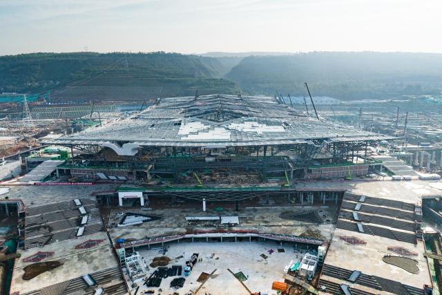 (251027) -- XI'AN, Oct. 27, 2025 (Xinhua) -- An aerial drone photo taken on Oct. 27, 2025 shows the construction site of Xi'an East Station in Xi'an, northwest China's Shaanxi Province. The main structure of the Xi'an East Station building has been successfully completed on Monday. Serving as a comprehensive transportation hub integrating high-speed railway, conventional railway, metro, and bus services systems, the station is expected to handle an annual passenger volume of 36.5 million once it officially opens. (Photo by Liu Xiang/Xinhua)