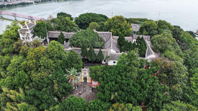 (251027) -- CHONGQING, Oct. 27, 2025 (Xinhua) -- An aerial drone photo shows people visiting the ancient town of Baidi in Fengjie County, southwest China's Chongqing Municipality, Oct. 27, 2025. Fengjie, a county in Chongqing where the Kuimen gateway to the magnificent gorges of the Yangtze River is located, gained its reputation as the "city of poetry," as poets, military figures and politicians in history wrote extensively about the forbidding landscape of rapid currents and narrow waterways. 
  In recent years, the county has made full use of its ecological, cultural and historical advantages, aiming to build itself into a world-class tourist destination. (Xinhua/Liu Chan)