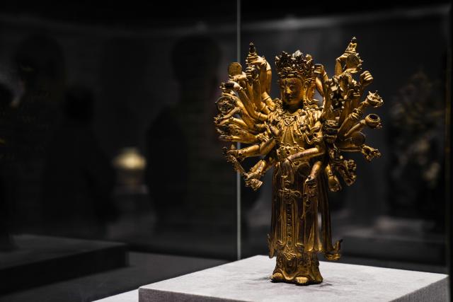 (251027) -- CHONGQING, Oct. 27, 2025 (Xinhua) -- This photo shows an exhibit at Kuizhou Museum in Fengjie County, southwest China's Chongqing Municipality, Oct. 27, 2025. Fengjie, a county in Chongqing where the Kuimen gateway to the magnificent gorges of the Yangtze River is located, gained its reputation as the "city of poetry," as poets, military figures and politicians in history wrote extensively about the forbidding landscape of rapid currents and narrow waterways. 
  In recent years, the county has made full use of its ecological, cultural and historical advantages, aiming to build itself into a world-class tourist destination. (Xinhua/Zhou Jiayi)