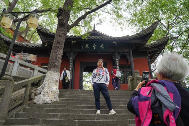 (251027) -- CHONGQING, Oct. 27, 2025 (Xinhua) -- People visit the ancient town of Baidi in Fengjie County, southwest China's Chongqing Municipality, Oct. 27, 2025. Fengjie, a county in Chongqing where the Kuimen gateway to the magnificent gorges of the Yangtze River is located, gained its reputation as the "city of poetry," as poets, military figures and politicians in history wrote extensively about the forbidding landscape of rapid currents and narrow waterways. 
  In recent years, the county has made full use of its ecological, cultural and historical advantages, aiming to build itself into a world-class tourist destination. (Xinhua/Zhou Jiayi)