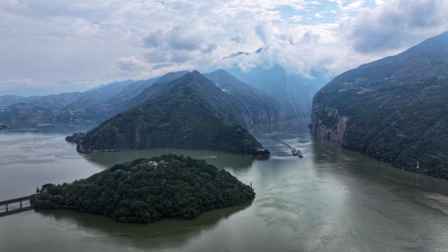 (251027) -- CHONGQING, Oct. 27, 2025 (Xinhua) -- An aerial drone photo shows a view of Qutang Gorge, one of the Three Gorges on the Yangtze River, in Fengjie County, southwest China's Chongqing Municipality, Oct. 27, 2025. Fengjie, a county in Chongqing where the Kuimen gateway to the magnificent gorges of the Yangtze River is located, gained its reputation as the "city of poetry," as poets, military figures and politicians in history wrote extensively about the forbidding landscape of rapid currents and narrow waterways. 
  In recent years, the county has made full use of its ecological, cultural and historical advantages, aiming to build itself into a world-class tourist destination. (Xinhua/Liu Chan)