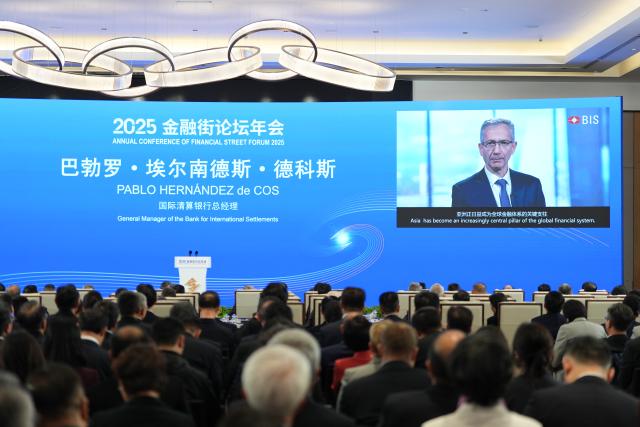 (251027) -- BEIJING, Oct. 27, 2025 (Xinhua) -- Pablo Hernandez de Cos, general manager of the Bank for International Settlement, speaks via video link at the Annual Conference of Financial Street Forum 2025 in Beijing, capital of China, Oct. 27, 2025. Themed "Global Financial Development in an Era of Innovation, Transformation and Restructuring," the forum opened here on Monday. (Xinhua/Ju Huanzong)