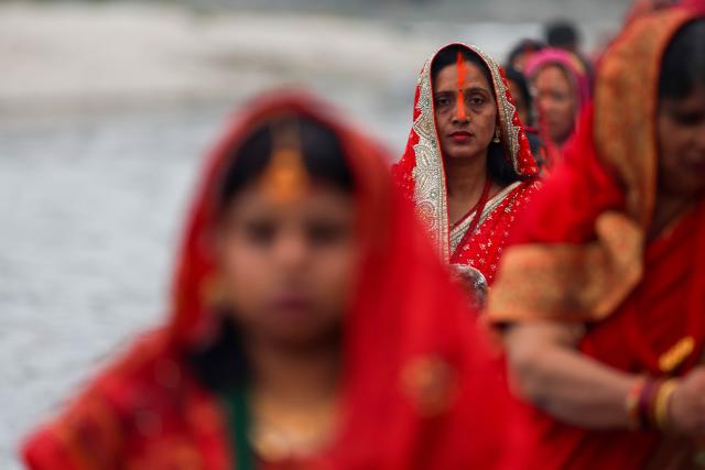 (251027) -- KATHMANDU, Oct. 27, 2025 (Xinhua) -- Hindu devotees offer prayers to the setting sun on the occasion of the Chhath festival in Kathmandu, Nepal, Oct. 27, 2025. The Chhath festival is dedicated to the sun with Hindu devotees making offerings to the setting and rising sun. (Photo by Sulav Shrestha/Xinhua)