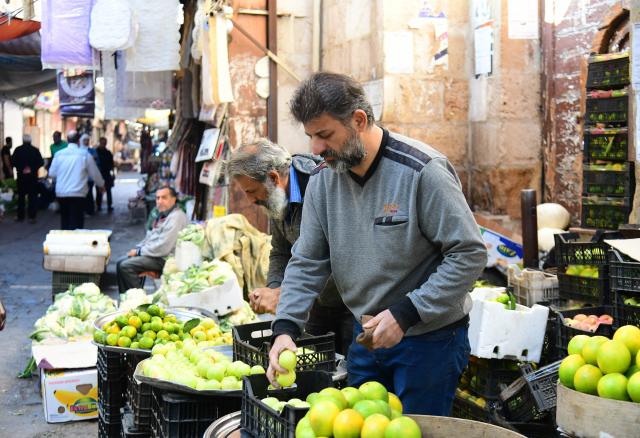 (251027) -- DAMASCUS, Oct. 27, 2025 (Xinhua) -- Vendors arrange fresh vegetables and fruits at a market in Damascus, Syria, Oct. 27, 2025. (Photo by Ammar Safarjalani/Xinhua)