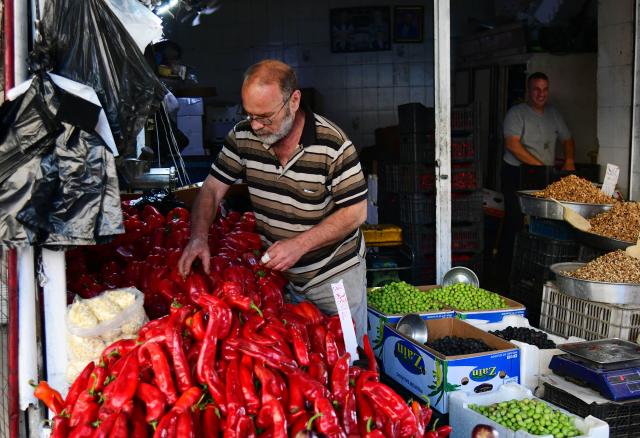 (251027) -- DAMASCUS, Oct. 27, 2025 (Xinhua) -- Vendors arrange fresh vegetables and fruits at a market in Damascus, Syria, Oct. 27, 2025. (Photo by Ammar Safarjalani/Xinhua)