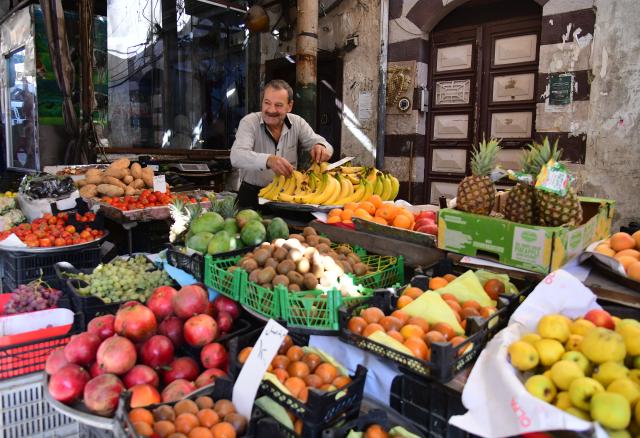 (251027) -- DAMASCUS, Oct. 27, 2025 (Xinhua) -- A vendor arranges fresh fruits at a market in Damascus, Syria, Oct. 27, 2025. (Photo by Ammar Safarjalani/Xinhua)