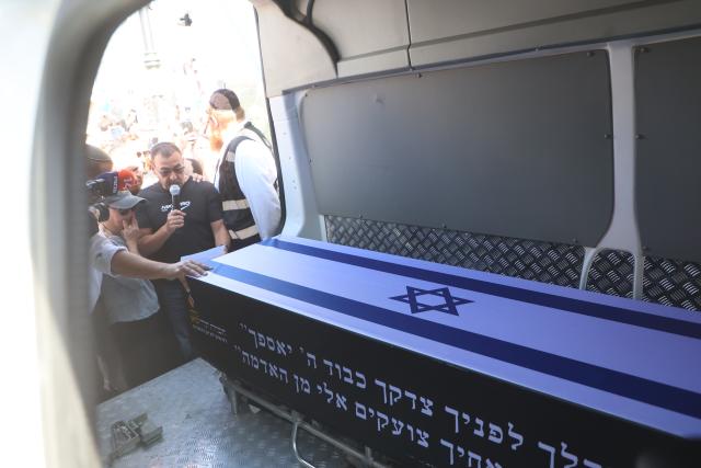 (251027) -- JERUSALEM, Oct. 27, 2025 (Xinhua) -- Mourners attend the funeral procession for Israeli hostage Yossi Sharabi, whose body was returned to Israel by Hamas as part of the ceasefire deal, in Rishon Lezion, Israel, on Oct. 27, 2025. (Photo by Gil Cohen Magen/Xinhua)