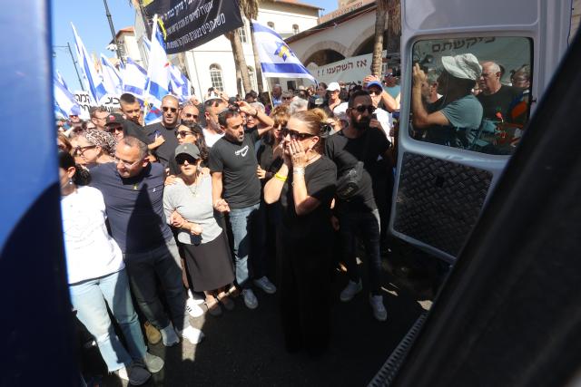 (251027) -- JERUSALEM, Oct. 27, 2025 (Xinhua) -- Mourners attend the funeral procession for Israeli hostage Yossi Sharabi, whose body was returned to Israel by Hamas as part of the ceasefire deal, in Rishon Lezion, Israel, on Oct. 27, 2025. (Photo by Gil Cohen Magen/Xinhua)