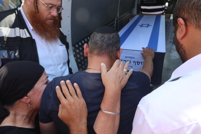 (251027) -- JERUSALEM, Oct. 27, 2025 (Xinhua) -- Mourners attend the funeral procession for Israeli hostage Yossi Sharabi, whose body was returned to Israel by Hamas as part of the ceasefire deal, in Rishon Lezion, Israel, on Oct. 27, 2025. (Photo by Gil Cohen Magen/Xinhua)