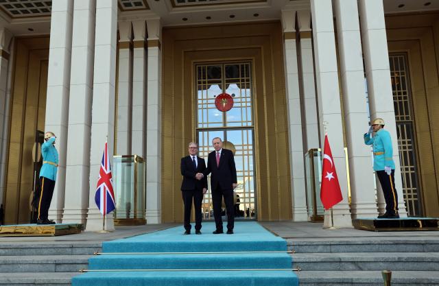 (251027) -- ANKARA, Oct. 27, 2025 (Xinhua) -- Turkish President Recep Tayyip Erdogan (R) shakes hands with visiting British Prime Minister Keir Starmer during a welcoming ceremony, in Ankara, Türkiye, Oct. 27, 2025. (Mustafa Kaya/Handout via Xinhua)