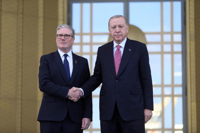 (251027) -- ANKARA, Oct. 27, 2025 (Xinhua) -- Turkish President Recep Tayyip Erdogan (R) shakes hands with visiting British Prime Minister Keir Starmer during a welcoming ceremony, in Ankara, Türkiye, Oct. 27, 2025. (Mustafa Kaya/Handout via Xinhua)