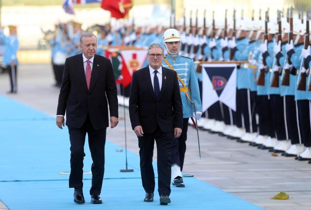 (251027) -- ANKARA, Oct. 27, 2025 (Xinhua) -- Turkish President Recep Tayyip Erdogan (L) and British Prime Minister Keir Starmer review the guards of honor during a welcoming ceremony, in Ankara, Türkiye, Oct. 27, 2025. (Mustafa Kaya/Handout via Xinhua)