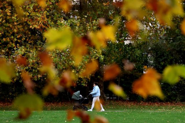 (251028) -- LONDON, Oct. 28, 2025 (Xinhua) -- A woman pushes a stroller in Regent's Park in London, Britain, Oct. 27, 2025. (Xinhua/Li Ying)