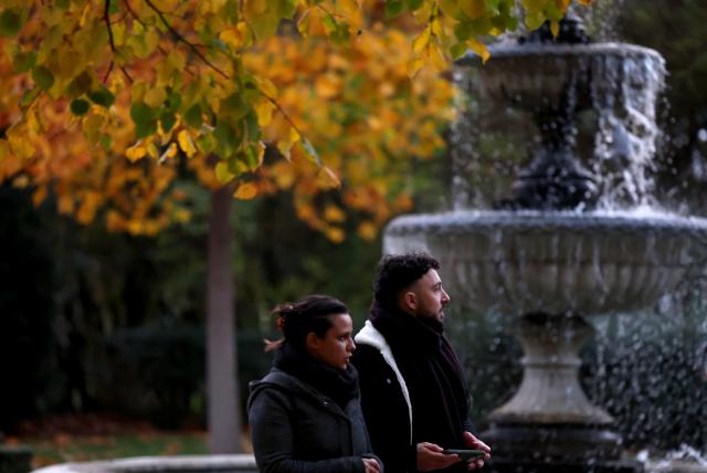 (251028) -- LONDON, Oct. 28, 2025 (Xinhua) -- People walk in Regent's Park in London, Britain, Oct. 27, 2025. (Xinhua/Li Ying)