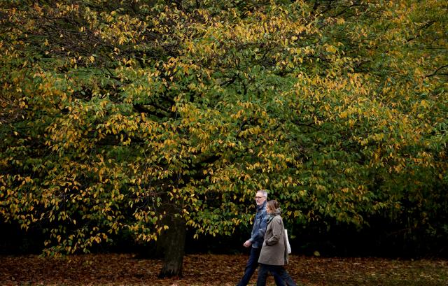 (251028) -- LONDON, Oct. 28, 2025 (Xinhua) -- People walk in Regent's Park in London, Britain, Oct. 27, 2025. (Xinhua/Li Ying)