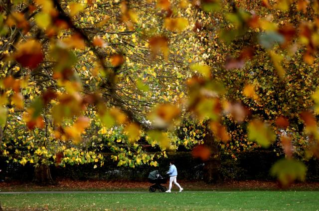 (251028) -- LONDON, Oct. 28, 2025 (Xinhua) -- A woman pushes a stroller in Regent's Park in London, Britain, Oct. 27, 2025. (Xinhua/Li Ying)
