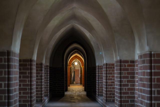 (251028) -- MALBORK, Oct. 28, 2025 (Xinhua) -- This photo taken on Oct. 27, 2025 shows a long corridor in the Malbork Castle in Malbork, Poland. The Malbork Castle, also known as the Castle of the Teutonic Order, was built by the Teutonic Knights in the 13th century. The red-brick fortress covers about 200,000 square meters, making it one of the world's largest brick castles and a masterpiece of medieval Gothic military architecture. It was inscribed on the UNESCO World Heritage List in 1997 for its outstanding cultural and architectural value. (Xinhua/Xia Yuanyi)