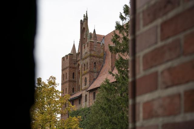 (251028) -- MALBORK, Oct. 28, 2025 (Xinhua) -- This photo taken on Oct. 27, 2025 shows a view of the Malbork Castle in Malbork, Poland. The Malbork Castle, also known as the Castle of the Teutonic Order, was built by the Teutonic Knights in the 13th century. The red-brick fortress covers about 200,000 square meters, making it one of the world's largest brick castles and a masterpiece of medieval Gothic military architecture. It was inscribed on the UNESCO World Heritage List in 1997 for its outstanding cultural and architectural value. (Xinhua/Xia Yuanyi)