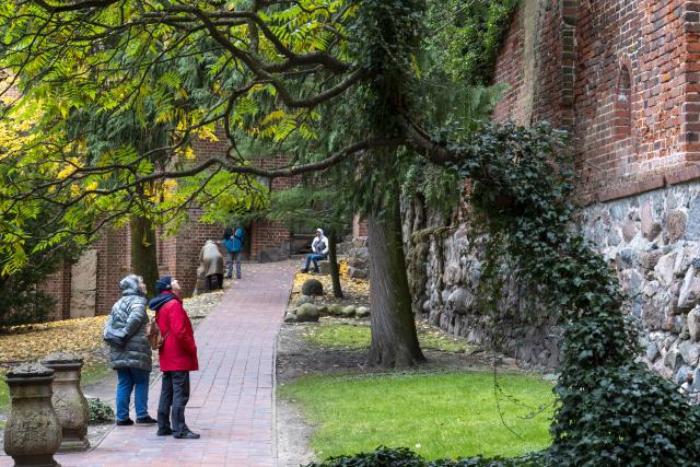 (251028) -- MALBORK, Oct. 28, 2025 (Xinhua) -- Tourists visit the Malbork Castle in Malbork, Poland on Oct. 27, 2025. The Malbork Castle, also known as the Castle of the Teutonic Order, was built by the Teutonic Knights in the 13th century. The red-brick fortress covers about 200,000 square meters, making it one of the world's largest brick castles and a masterpiece of medieval Gothic military architecture. It was inscribed on the UNESCO World Heritage List in 1997 for its outstanding cultural and architectural value. (Xinhua/Xia Yuanyi)