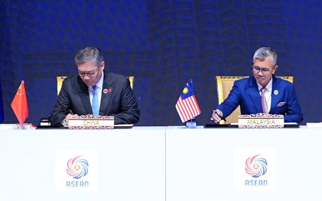 (251028) -- KUALA LUMPUR, Oct. 28, 2025 (Xinhua) -- China and ASEAN sign Free Trade Area 3.0 Upgrade Protocol in Kuala Lumpur, Malaysia, Oct. 28, 2025. (Xinhua/Xing Guangli)