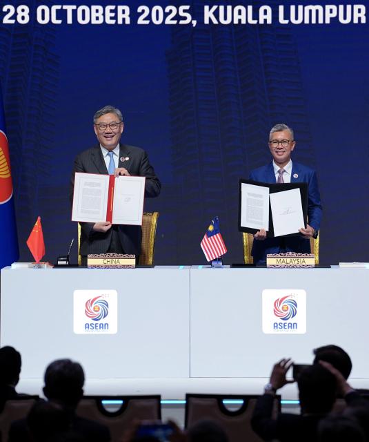(251028) -- KUALA LUMPUR, Oct. 28, 2025 (Xinhua) -- China and ASEAN sign Free Trade Area 3.0 Upgrade Protocol in Kuala Lumpur, Malaysia, Oct. 28, 2025. (Xinhua/Xing Guangli)