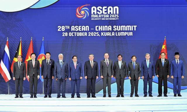 (251028) -- KUALA LUMPUR, Oct. 28, 2025 (Xinhua) -- Chinese Premier Li Qiang poses for a group photo while attending the 28th China-ASEAN Summit in Kuala Lumpur, Malaysia, Oct. 28, 2025. (Xinhua/Yin Bogu)