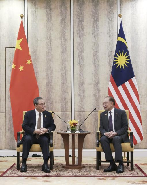 (251028) -- KUALA LUMPUR, Oct. 28, 2025 (Xinhua) -- Chinese Premier Li Qiang meets with Malaysian Prime Minister Anwar Ibrahim in Kuala Lumpur, Malaysia, Oct. 28, 2025. (Xinhua/Xing Guangli)