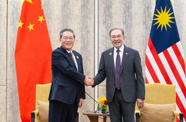 (251028) -- KUALA LUMPUR, Oct. 28, 2025 (Xinhua) -- Chinese Premier Li Qiang meets with Malaysian Prime Minister Anwar Ibrahim in Kuala Lumpur, Malaysia, Oct. 28, 2025. (Xinhua/Li Xiang)